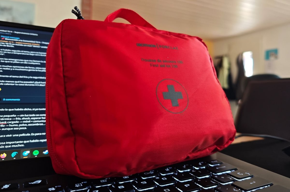 Botiquín rojo compacto sobre el escritorio