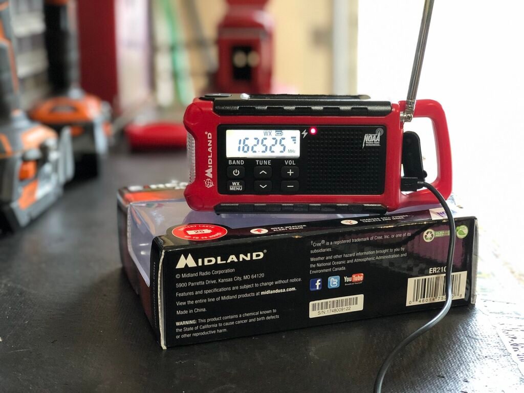 Radio portátil de emergencia con manivela