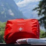 Decathlon Forclaz First aid kit 100, cerrado. Foto hecha en Grindelwald.