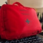 El botiquin rojo de Decathlon encima del portatil, un dia cualquiera.