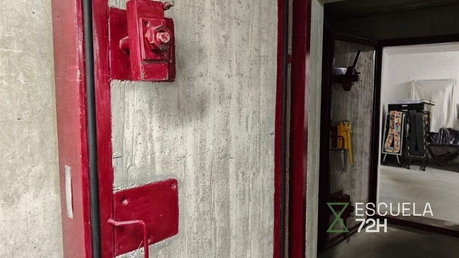 Puerta blindada del búnker de un edificio suizo usado como lavandería