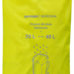 Funda de lluvia para mochila de 20 a 40 litros, amarillo lima fluorescente, plegada en su bolsa