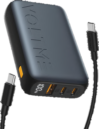 Batería externa negra con dos cables USB-C