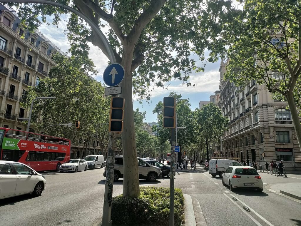 Calle con los semáforos apagados y el tráfico circulando con normalidad
