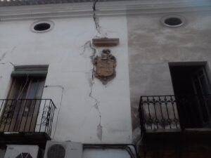 Fachada de un edificio con una grieta grande tras un terremoto